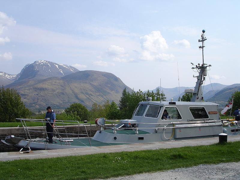 51- Bateau dans le canal caledonien avec en toile de fond le Ben nevis.JPG - Bateau dans le canal calédonien avec en toile de fond le Ben nevis
